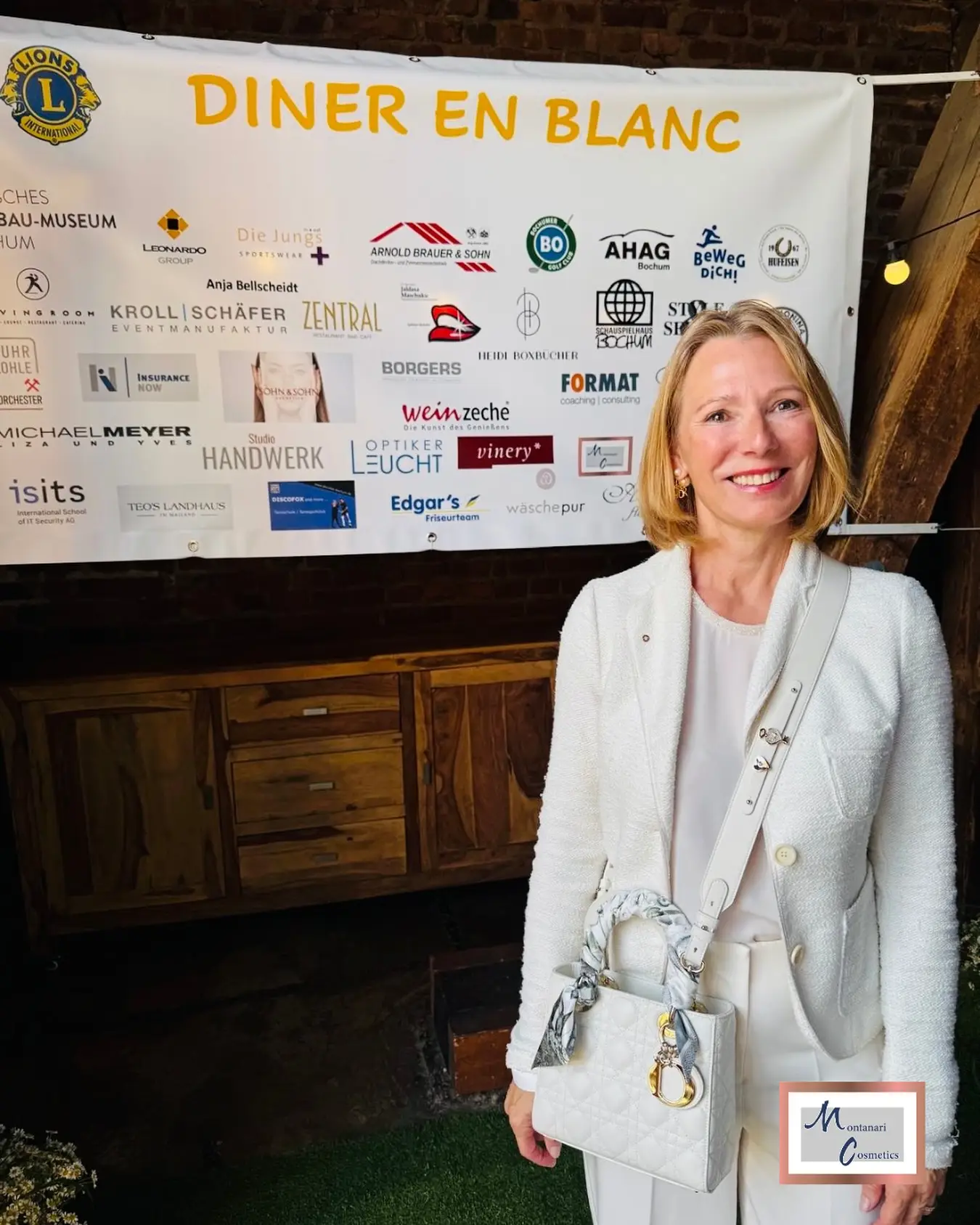 Ganz in weiß hieß es am Wochenende beim „Dîner en blanc“ auf Burg Kemnade. Der Lionsclub @lionsclub__allegra lud zu einem besonderen Abend für den guten Zweck! Wir freuen uns, dass wir diesen besonders schönen Abend mit Gutscheinen für Montanari Cosmetics unterstützen durften. Der gesamte Erlös des Abends geht zu 100 % an den ambulanten Kinder- und Jugendhospizdienst Bochum. Danke, dass wir ein Teil dieses berührenden und besonders schönen Events sein durften!🫶🏻 #lions #guterzweck #dinerenblanc #whitenight #beauty #skinbeauty #aestheticexpert #skintreatment #faltenbehandlung #antiaging #kosmetik #falten #skinglow #glowingskin #cosmetics #kosmetik #facial #aesthetics #loveyourself #selflove #antiaging #bochum #ruhrpott