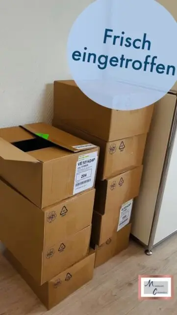 Ganz frisch zum Wochenende bei uns eingetroffen – die neuen Pröbchen für unsere „M Hyaluron Creme by Montanari“ mit 3-fach Hyaluronsäure💦 Gerade jetzt im Sommer braucht die Haut viel Feuchtigkeit. Unsere Creme  M by Montanari ist ein wahres Pflege-Allround-Talent dank seiner einzigartigen 3-fach Hyaluronsäure: ▫️sie reduziert Fältchen und feine Linien ▫️sie mildert Pigmentflecken & Rötungen ▫️sie verfeinert das Hautbild ▫️sie fördert den Aufbau von Kollagen ▫️sie ist ideal unter Make-up, weil sie keinen Fettfilm hinterlässt ▫️sie vegan, tierversuchsfrei, ohne Parabene & Paraffine und daher auch bei sensibler Haut hervorragend geeignet   Ps.: in voller Größe gibt es die M Hyaluron Creme gibt es regulär für 49,95 Euro bei Montanari Cosmetics. *Werbung*   #welovebeauty #beauty #skinbeauty #hyalruoncreme #pflege #hautpflege #beauty #skinbeauty #aestheticexpert #skintreatment #faltenbehandlung #antiaging #kosmetik #falten #skinglow #glowingskin #cosmetics #kosmetik #facial #aesthetics #loveyourself #selflove #antiaging #bochum #ruhrpott