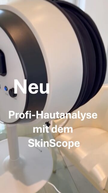 ✨Neu bei Montanari Cosmetics: SkinScope von SkinCeuticals Keine Haut ist wie die andere. Und genauso individuell sollte auch ihre Pflege sein. Mit dem SkinScope von SkinCeuticals können wir den aktuellen Hautzustand noch präziser analysieren. Unterschiedliche Lichtmodi machen Hautmerkmale sichtbar, die mit bloßem Auge teilweise kaum zu erkennen sind,zum Beispiel: ▫️Pigmentierungen ▫️UV-bedingte Hautveränderungen ▫️Unreinheiten ▫️Verhornungen oder talgreiche Hautareale Für uns ist das ein wichtiger Baustein der Hautanamnese. Denn bevor wir über Produkte oder Behandlungen sprechen, möchten wir wissen: Wo steht Ihre Haut aktuell? Was braucht sie – und was vielleicht gerade nicht? Auf dieser Basis entsteht ein individueller Pflegeplan, abgestimmt auf Ihre persönlichen Hautbedürfnisse, Ihr Hautbild und Ihre Ziele. ❕Denn gute Hautpflege bedeutet für uns nicht, möglichst viel zu machen – sondern genau das Richtige. ✨Analyse statt Vermutung. Pflege, die zu Ihrer Haut passt. Der SkinScope ist ab sofort bei Montanari Cosmetics im Einsatz – ebenso wie die dermatokosmetischen Produkte von SkinCeuticals. #MontanariCosmetics #SkinCeuticals #SkinScope #Hautanalyse #Wirkstoffkosmetik
